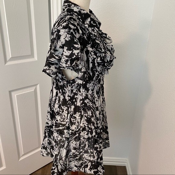 NWOT  Sunny Taylor Abstract Pattern Ruffle V Neck Pleat Sexy Lightweight 2X - Picture 4 of 12